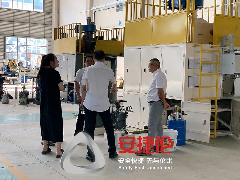 上海客戶參觀噴膠機(jī)、滾噴機(jī) (3)