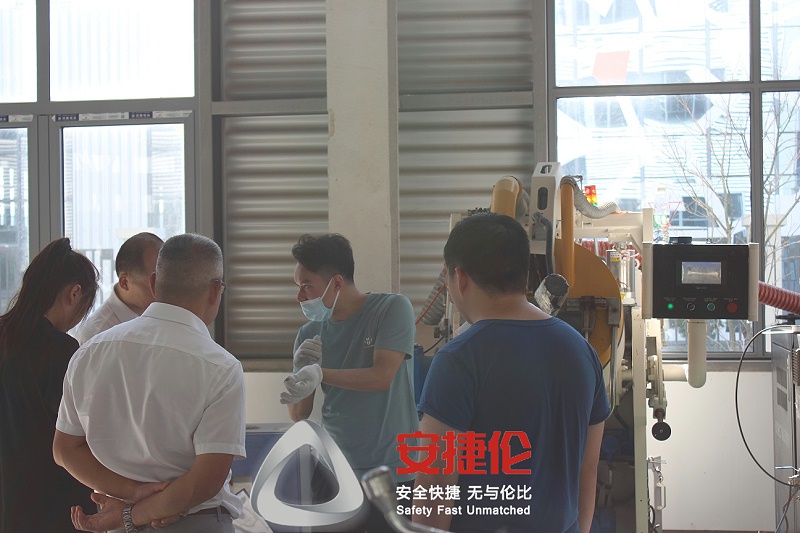 上海客戶參觀噴膠機(jī)、滾噴機(jī) (2)