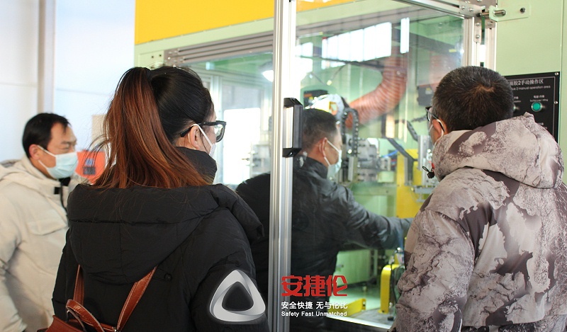 客戶驗收涂膠機3
