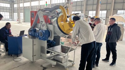 大連汽車用橡膠零部件到訪 驗收O型圈自動滾噴機(jī)PR55