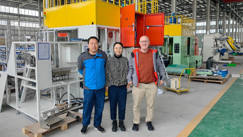剛訂購了自動滾膠機的加拿大橡膠制品客戶，來訪參觀安捷倫工廠