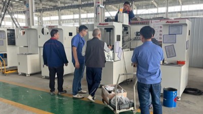 紹興汽車零部件客戶到訪，參觀減震器襯套縮徑機
