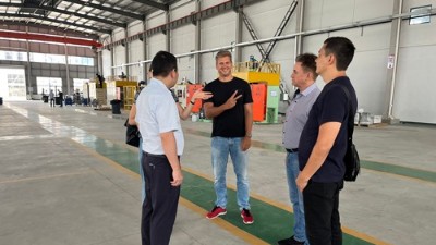 俄羅斯客戶到訪考察橡膠減震噴涂設備、縮徑機、磷化線